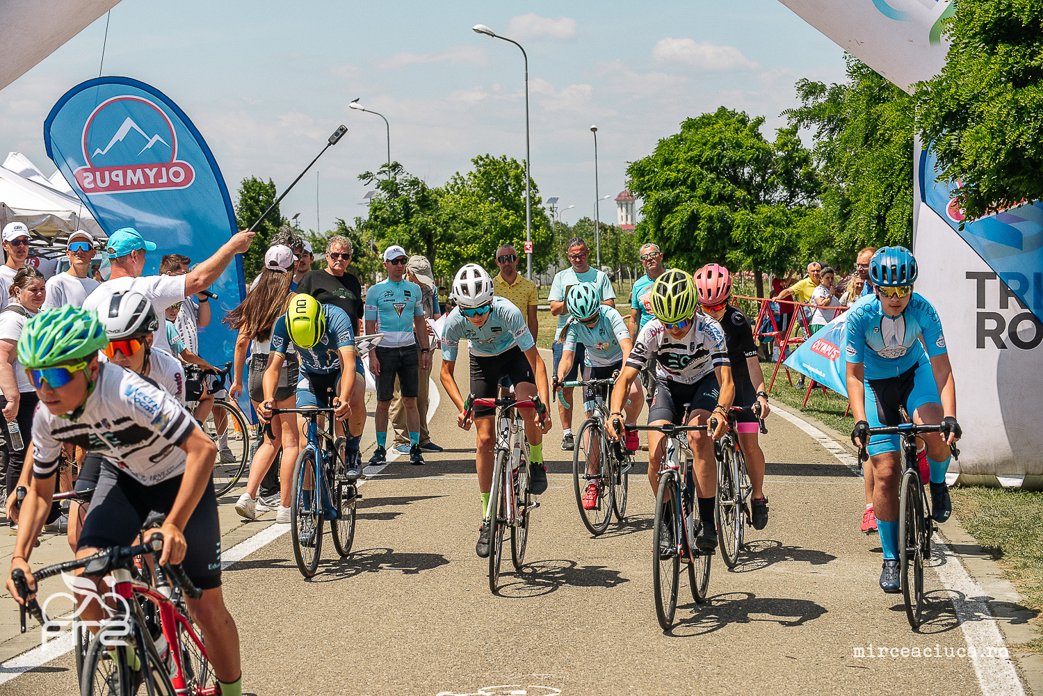 Cicliști copii la start în Parcul Municipal Vest Ploiești